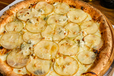Пицца с горгонзолой и грушей