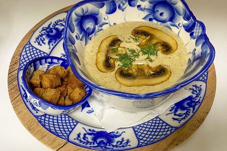 Суп-пюре из грибов с ржаными сухариками