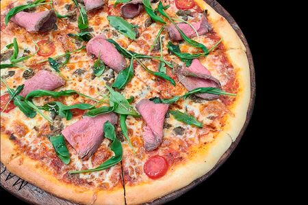 Пицца с ростбифом и рукколой