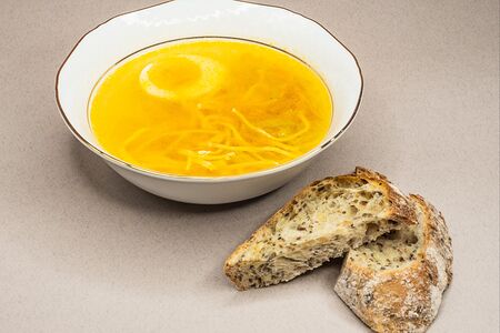 Куриный бульон с яйцом и домашней лапшой