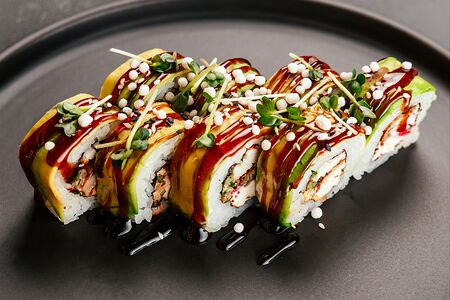 Теплый ролл с крабом и угрем