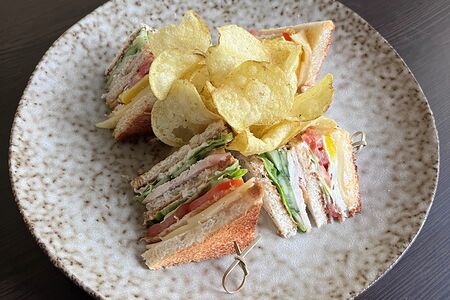 Клаб-сэндвич с курицей и яйцом