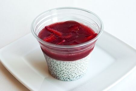 Чиа Пудинг с клубникой