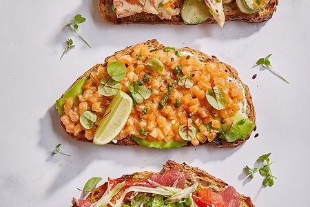 Брускетта с лососем, авокадо и соусом песто