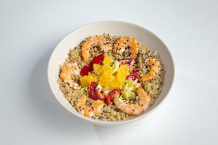 Салат с креветкой и киноа