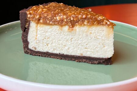 Чизкейк сникерс