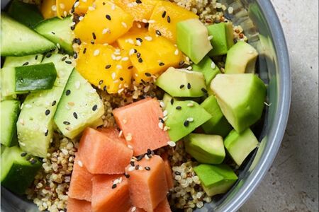 Боул с лососем и манго