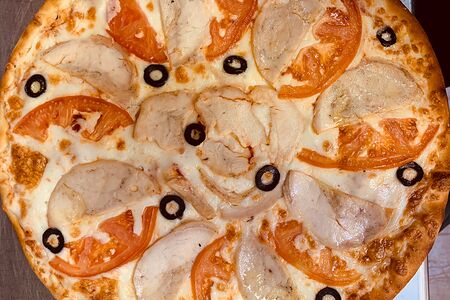 Пицца с курицей и грибами