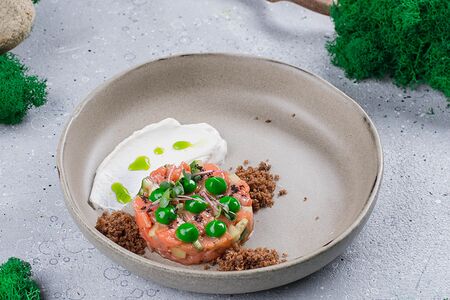 Тартар из лосося, крем из авокадо и мусс из жареного пармезана