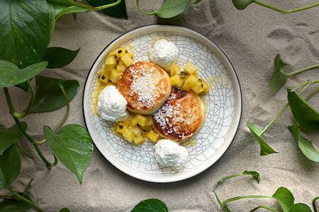 Сырники с ананасом, сметанным муссом и соусом маракуйя