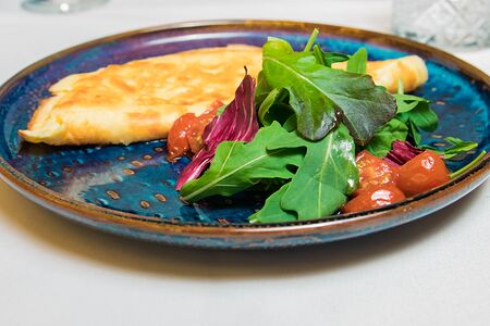 Омлет с хрустящим салатом и вялеными томатами