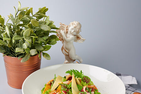 Салат с копченой уткой и фруктами гриль