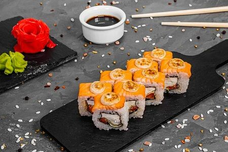 Запеченный ролл Цезарь с лососем