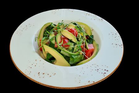 Салат с форелью и бразильским авокадо