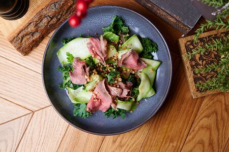 Салат с запеченной говядиной, маринованным кабачком и сырным кремом