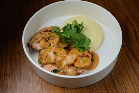 Цыпленок Том ям с кремом из картофеля