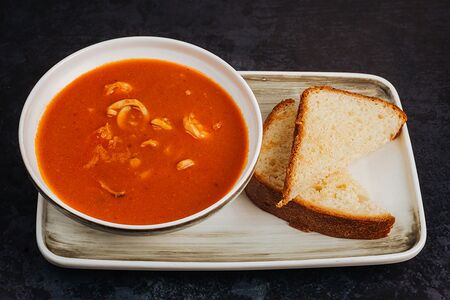 Острый томатный суп с курицей и морепродуктами