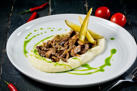 Бефстроганов из говядины с картофельным пюре