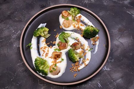 Морские гребешки с брокколи
