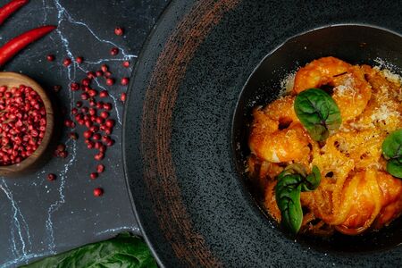 Паста с креветками в винном соусе