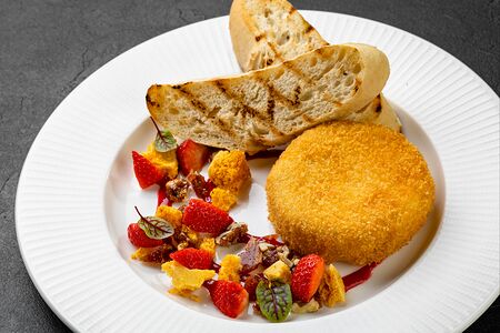 Жареный камамбер с грецкими орехами и клубникой