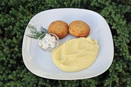 Котлеты из щуки с картофельным пюре и соусом тартар