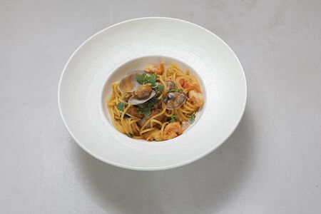 Спагетти с вонголе и креветками