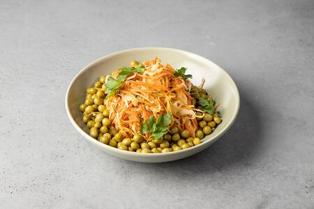 Салат с капустой, морковью и горошком
