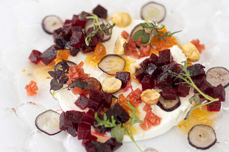 Печеная свекла с козьим сыром и фундуком