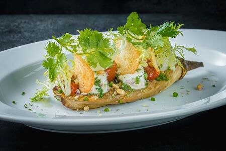 Салат из печеного баклажана