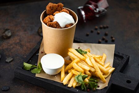 Попкорн из курицы с кремом из сыра и картофелем фри