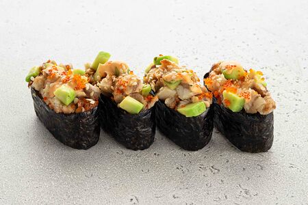Острые суши с угрем и авокадо (4 шт)
