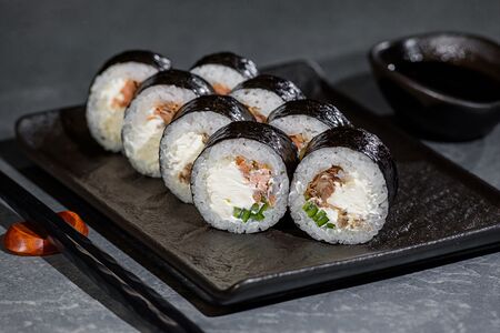 Маки жареный Лосось