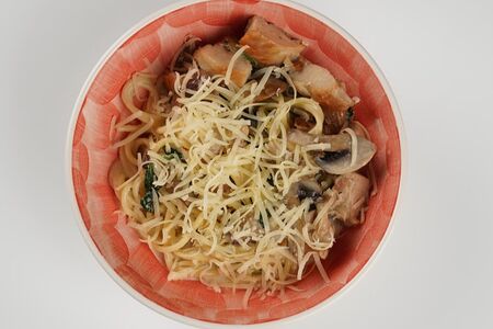 Спагетти с курицей и грибами