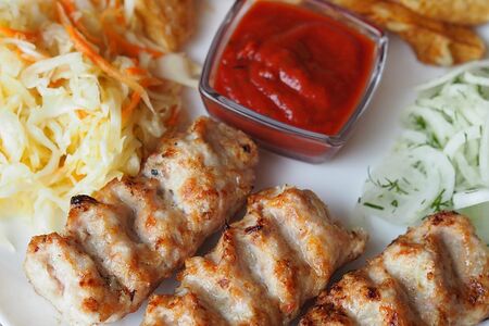 Люля-кебаб из курицы с гарниром