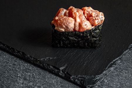 Гункан с тунцом