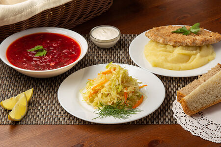 Ланч №1 Капустный салат, борщ, котлета куриная нежная с пюре, хлеб