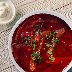 Борщ с говядиной и сметаной