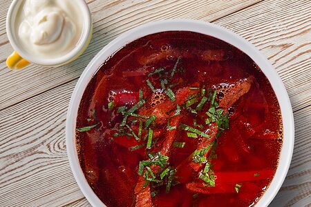 Борщ с говядиной и сметаной