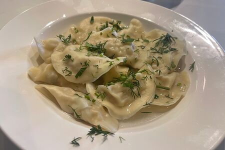 Вареники собственного производства с картофелем и сметаной 