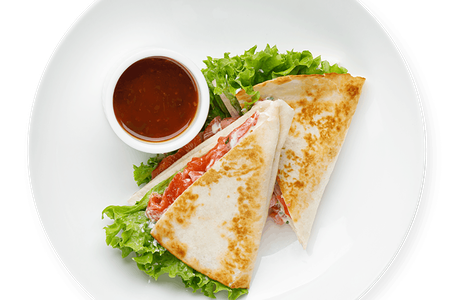 Сэндвич с лососем и томатами в тортилье