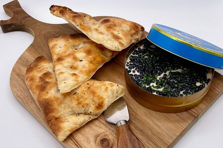 Фокачча с кремом из тунца и икрой