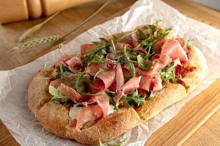 Римская пицца Прошутто-страчателла