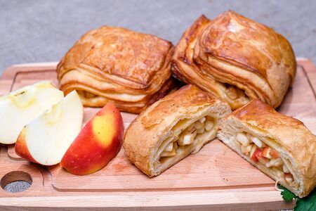 Слойки с яблоками