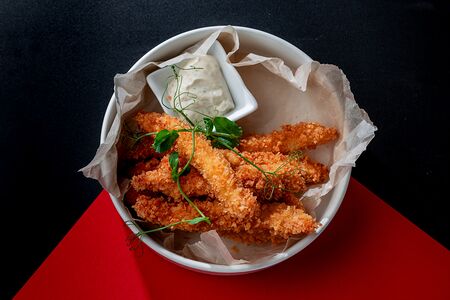 Куриные стрипсы с сырным соусом 