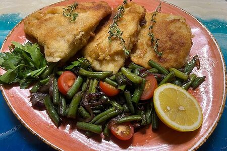 Черноморский скат в сухарях с ялтинским жареным луком и фасолью