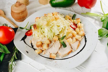 Салат Цезарь с курицей