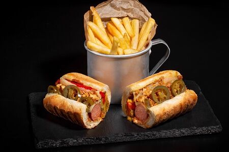 Хот-дог с маринованным перцем с куриной сосиской и картофелем фри