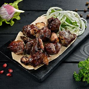 Шашлык из говяжьей печени с курдюком