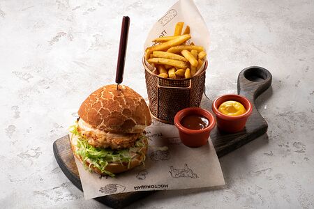 Бургер с котлетой из тигровых креветок